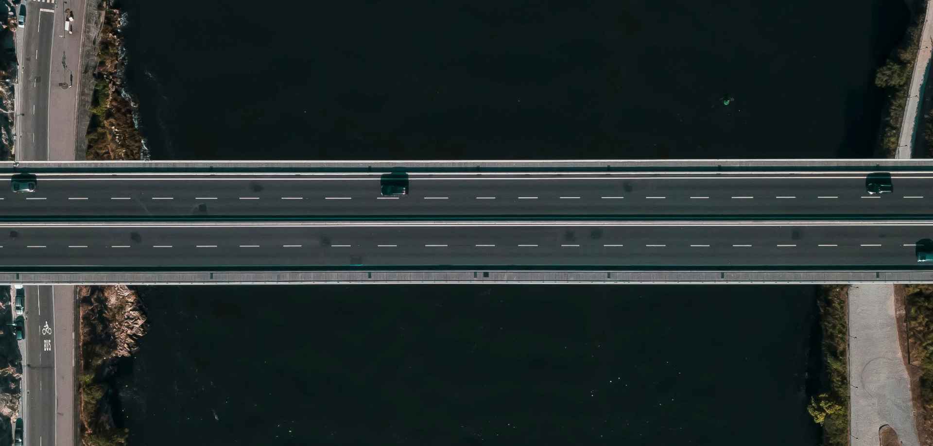 Autobrücke als Symbol für Datenbrücken