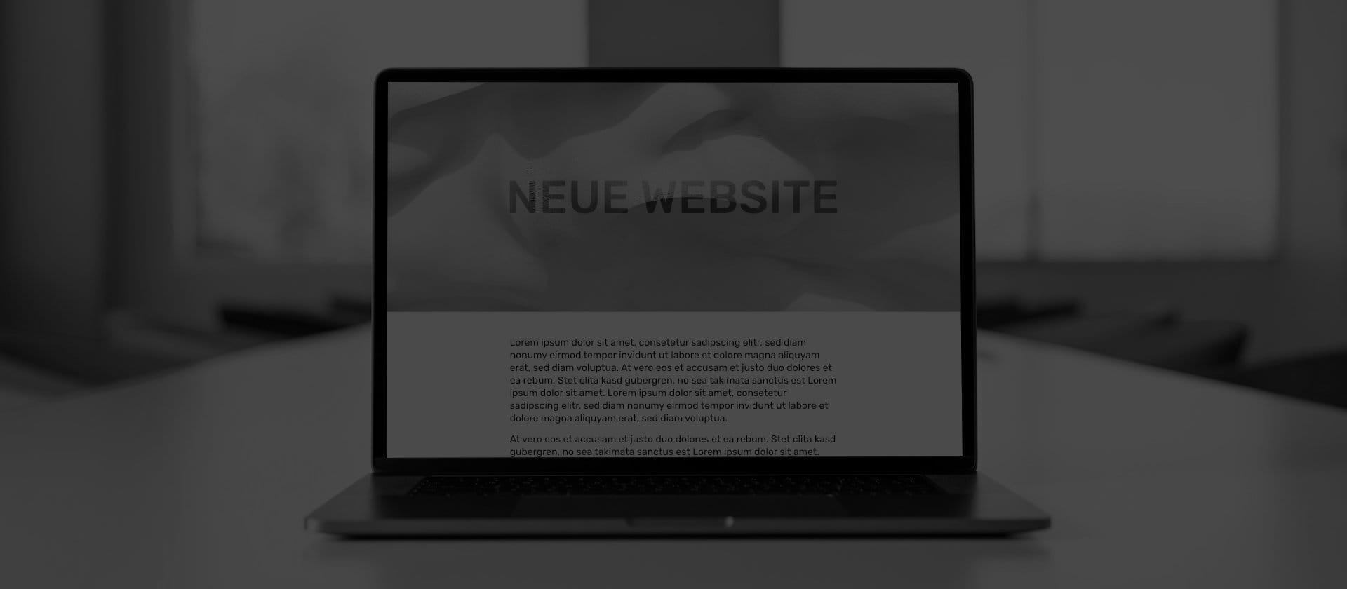 Beispielhafte Darstellung eines Laptops mit Ihrer neuen Website für Ihr Unternehmen als langfristige Investition, individuell entwickelt