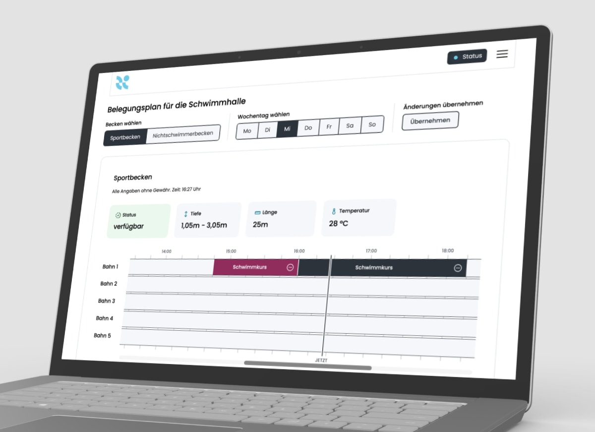 Laptop zeigt von uns implementierten interaktiven Belegungsplan für das Gartenhallenbad Leipheim